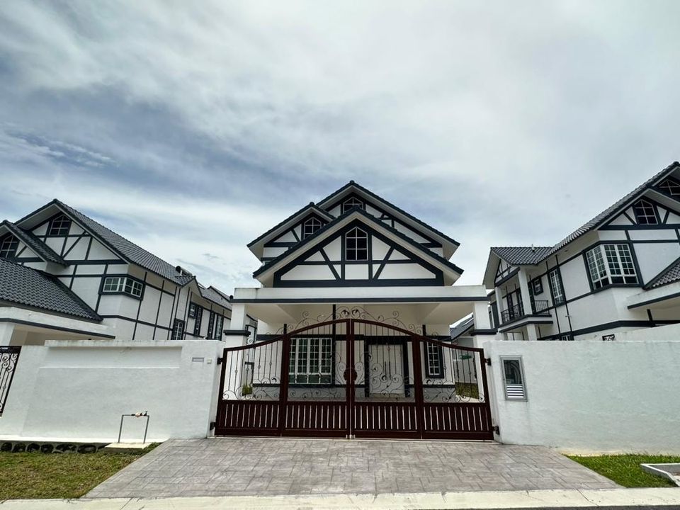 Double Storey Bungalow in Taman Parkland, Kluang